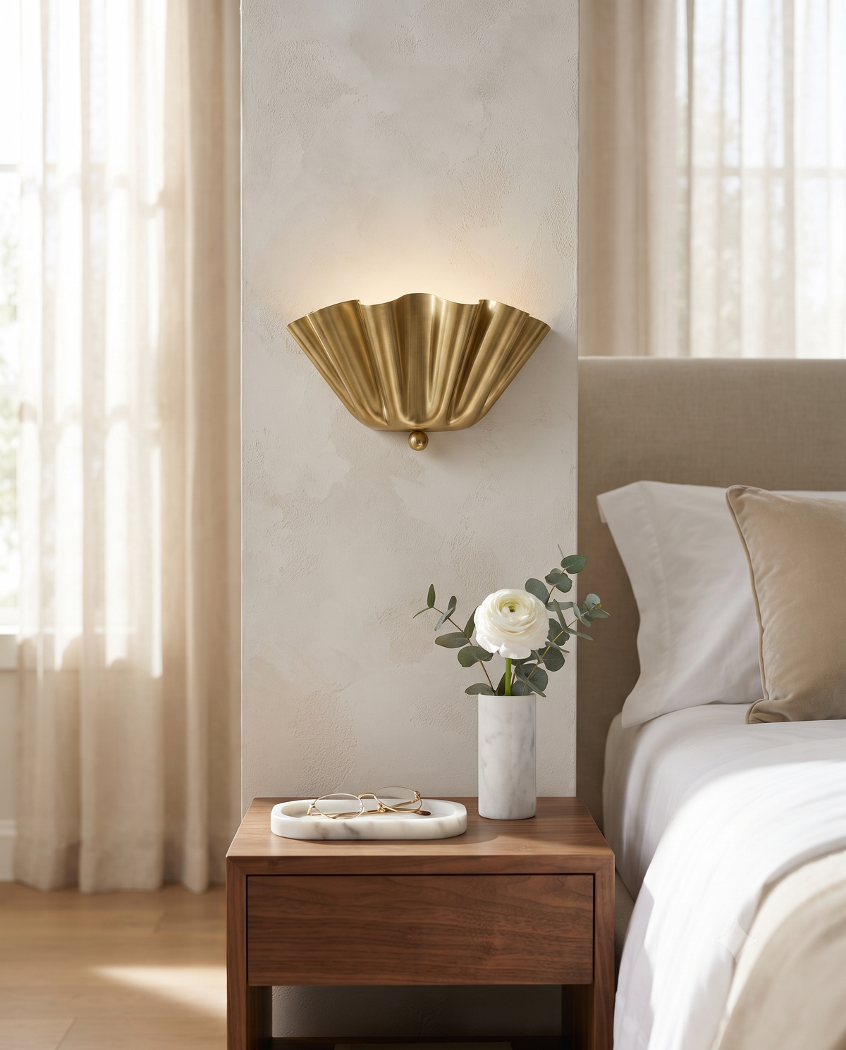 Brushed Brass Scalloped Wall Light – Vintage Mid Century Modern Sconce